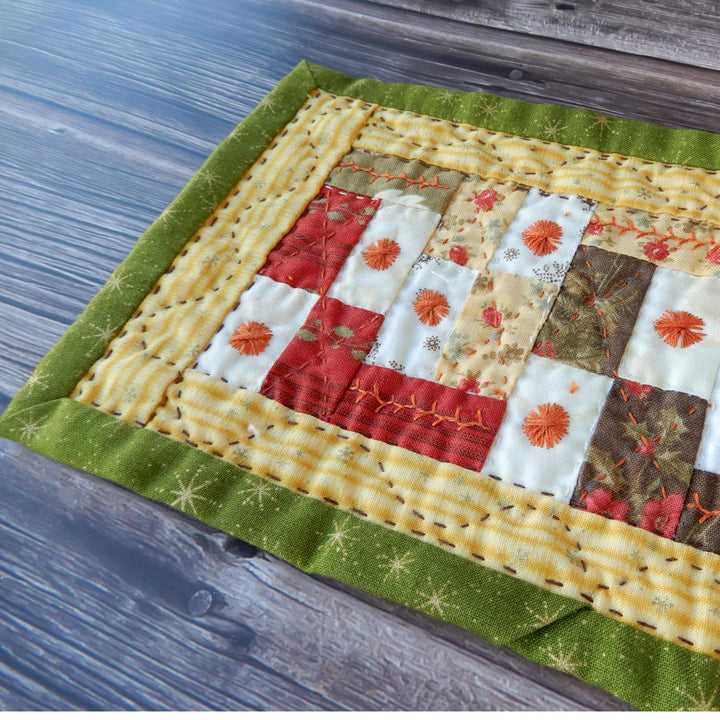 TABLE TOPPER MINI QUILT