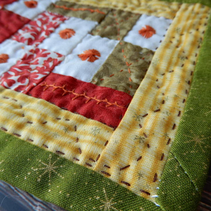 TABLE TOPPER MINI QUILT
