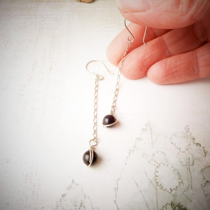 SIMPLE ONYX DANGLE EARRINGS