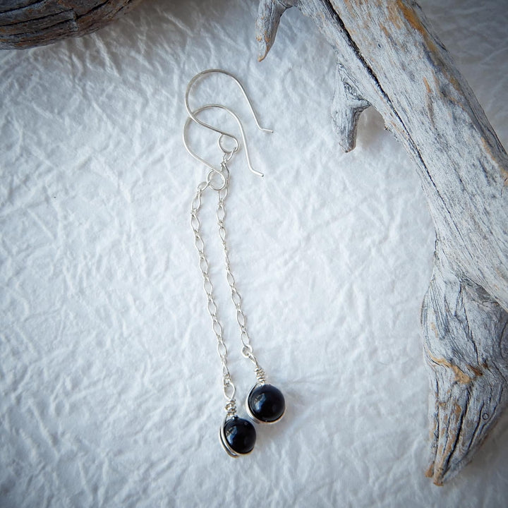 SIMPLE ONYX DANGLE EARRINGS